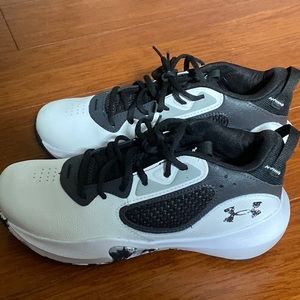 Brand new size 6 1/2 boys under armor shoes. I do not have the shoe box.